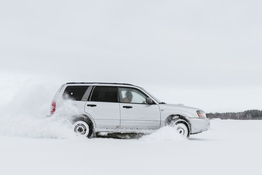 SUV na zasneženej ceste