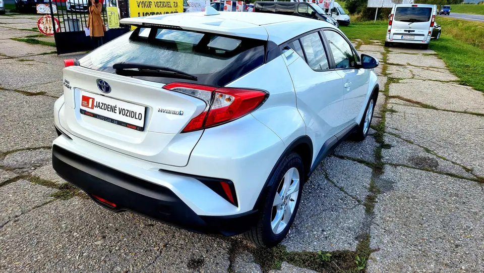 Toyota C-HR 2017, fotografia 3