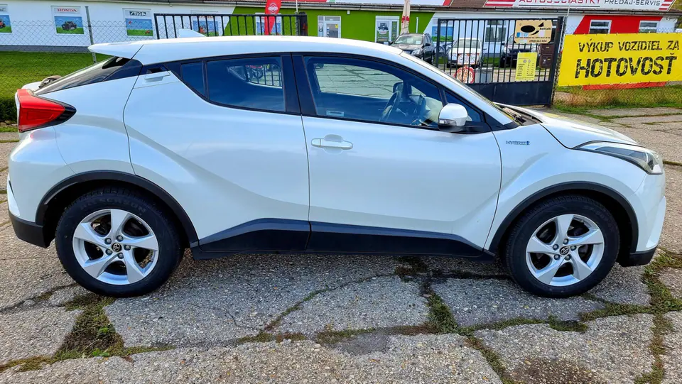 Toyota C-HR 2017, fotografia 4