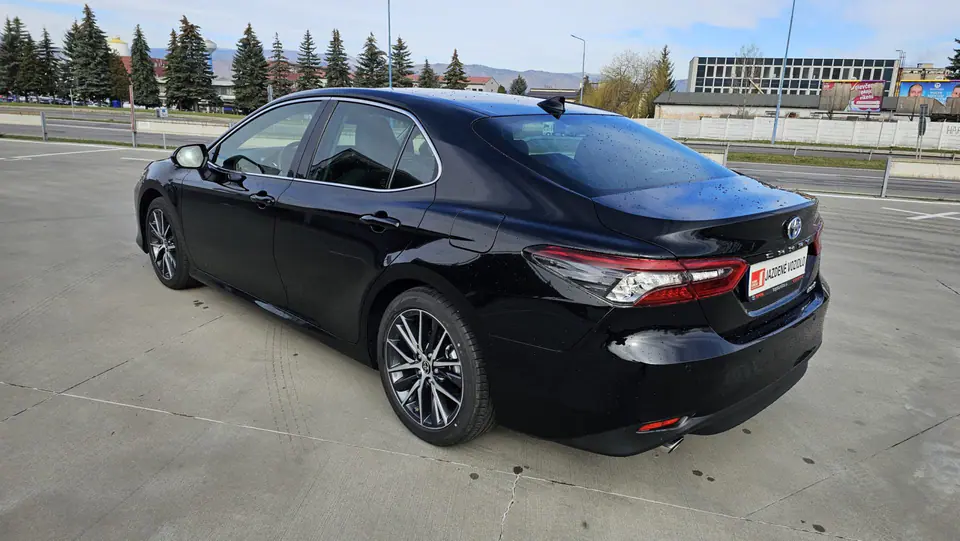 Toyota Camry 2023, fotografia 2